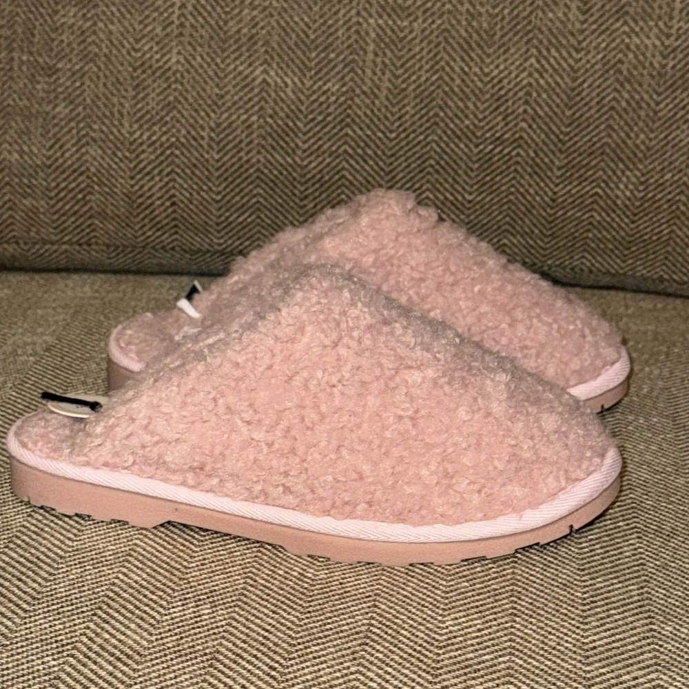 NWT CUPCAKES & CASHMERE KIDS Cozy Pink Slippers Shoes FAUX FUR UPPER (SIZE 3)